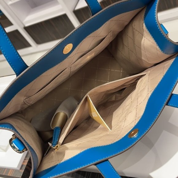 Michael Kors Kenly Large Tote - Picture 12 of 16